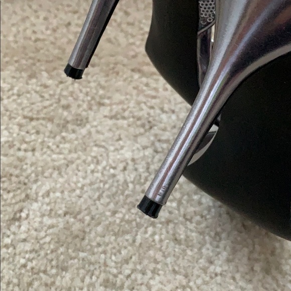 Steve Madden Luxe “L-Crime” Pewter Sequin Heels - Picture 5 of 5